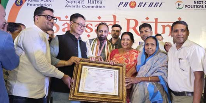 Jamshedpur: चौथी बार संसद रत्न बने बिद्युत महतो, जमशेदपुर को समर्पित किया सम्मान