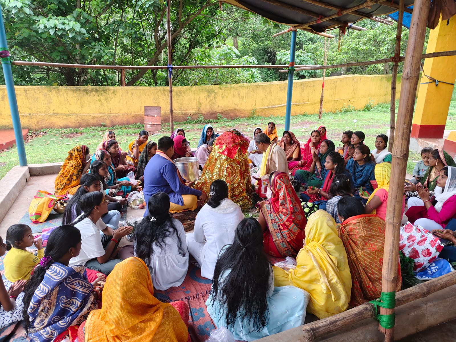 West Singhbhum: रक्षा सूत्र, व्रत और आशीर्वादों से गूंजा शिव मंदिर परिसर, मां विपदतारिणी पूजा का उल्लासपूर्ण आयोजन