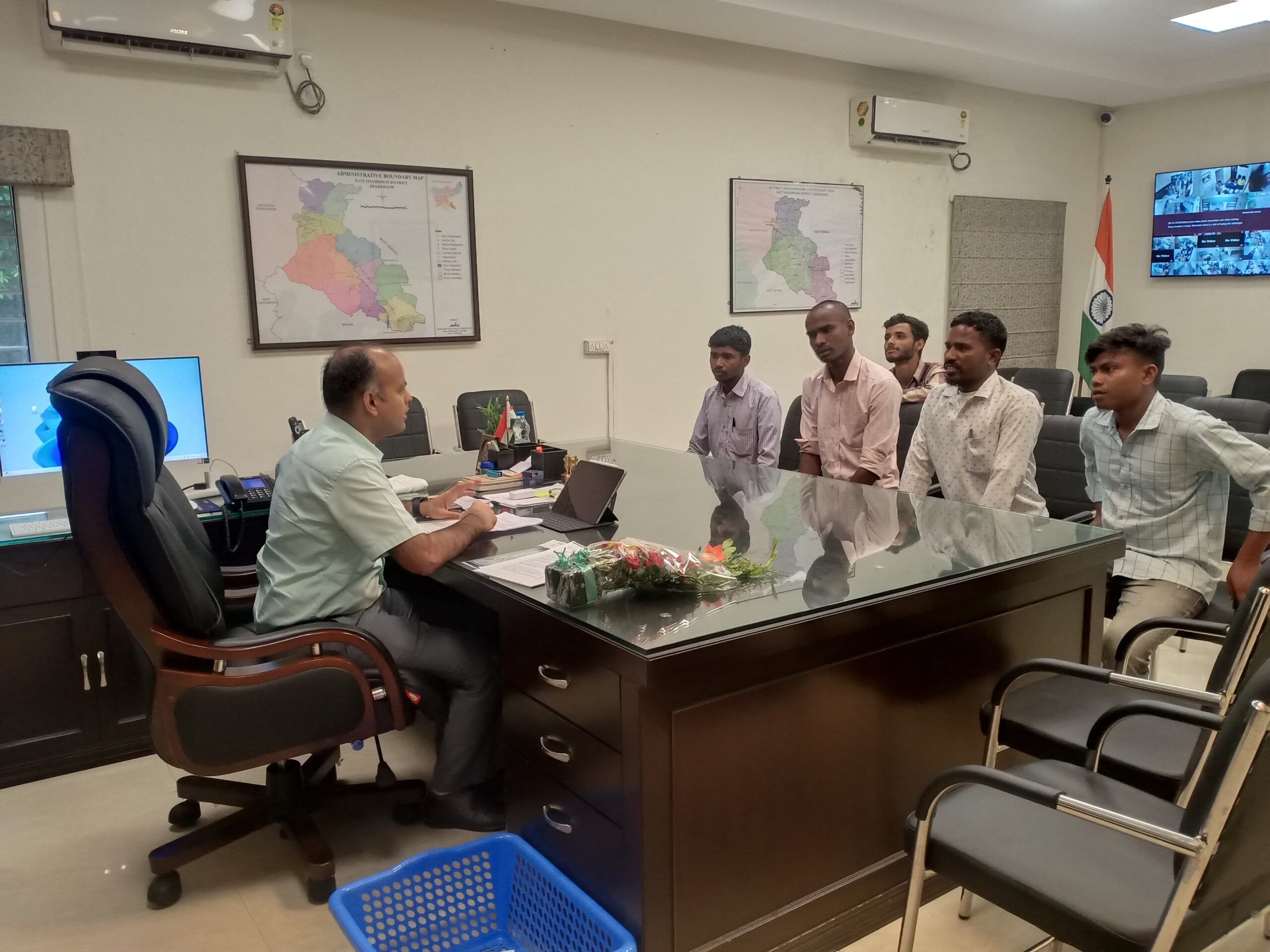 Jamshedpur: जन शिकायत निवारण दिवस बना समाधान का सेतु, उपायुक्त ने खुद सुनी समस्याएं