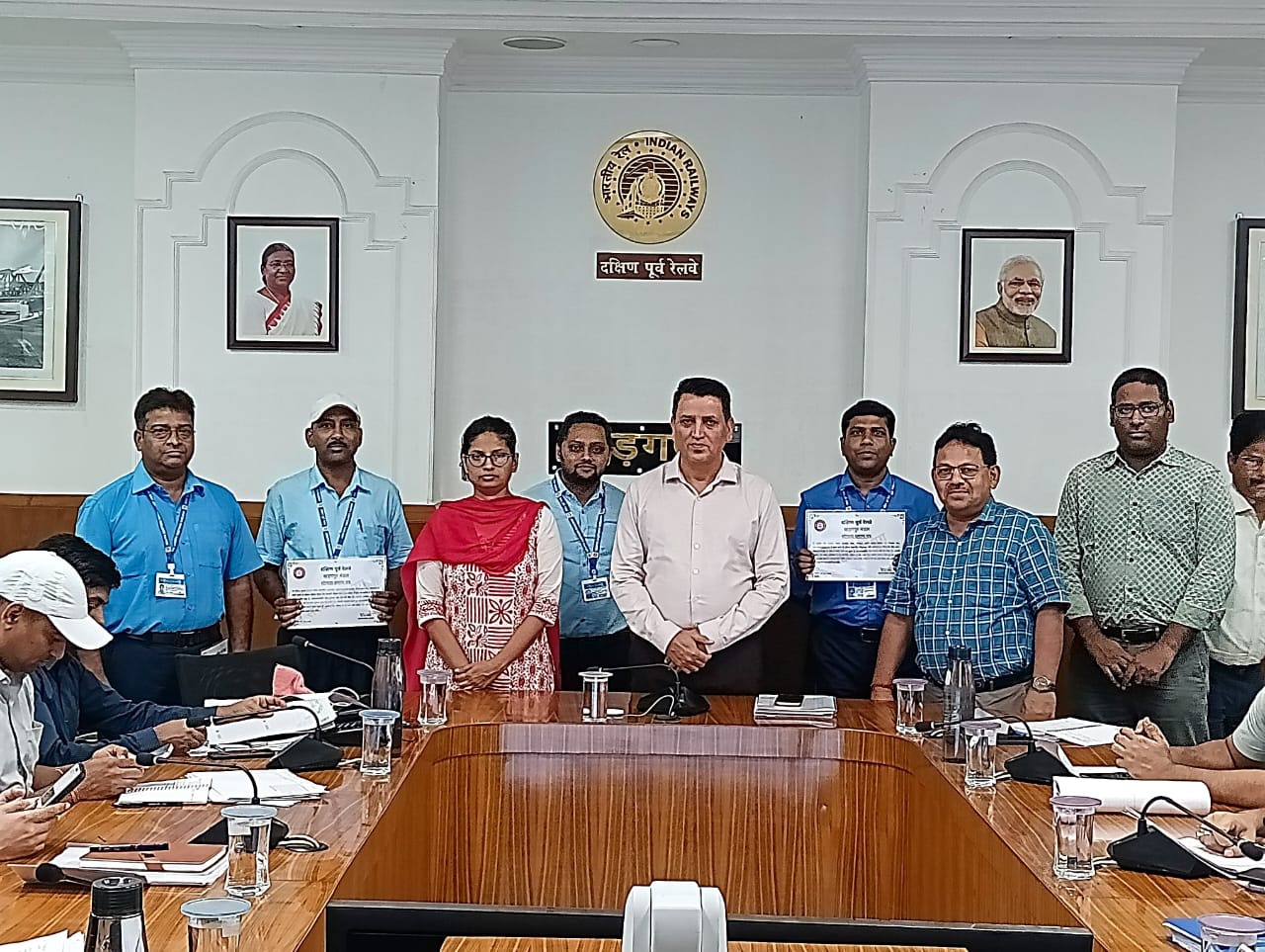 Kharagpur: अनुकरणीय कार्यों के लिए खड़गपुर रेल मंडल के 4 कर्मियों को मिला DRM पुरस्कार