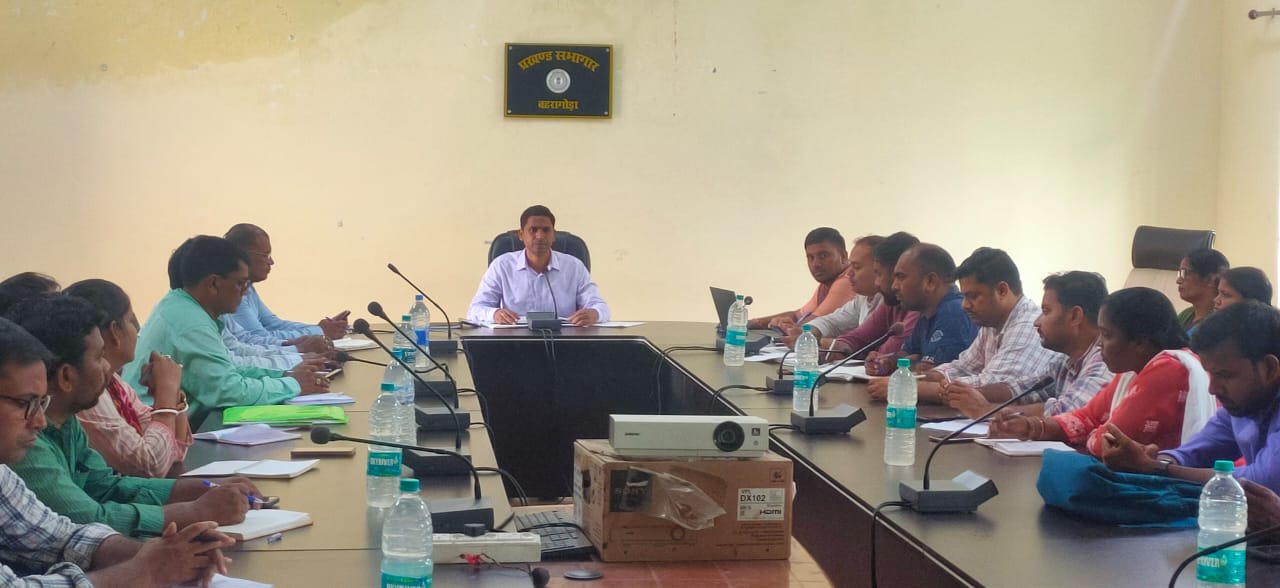 Bahragora: बाढ़ की रोकथाम को लेकर BDO ने दिए सख्त निर्देश, स्वच्छता सर्वेक्षण की तैयारी पर भी रहा ज़ोर