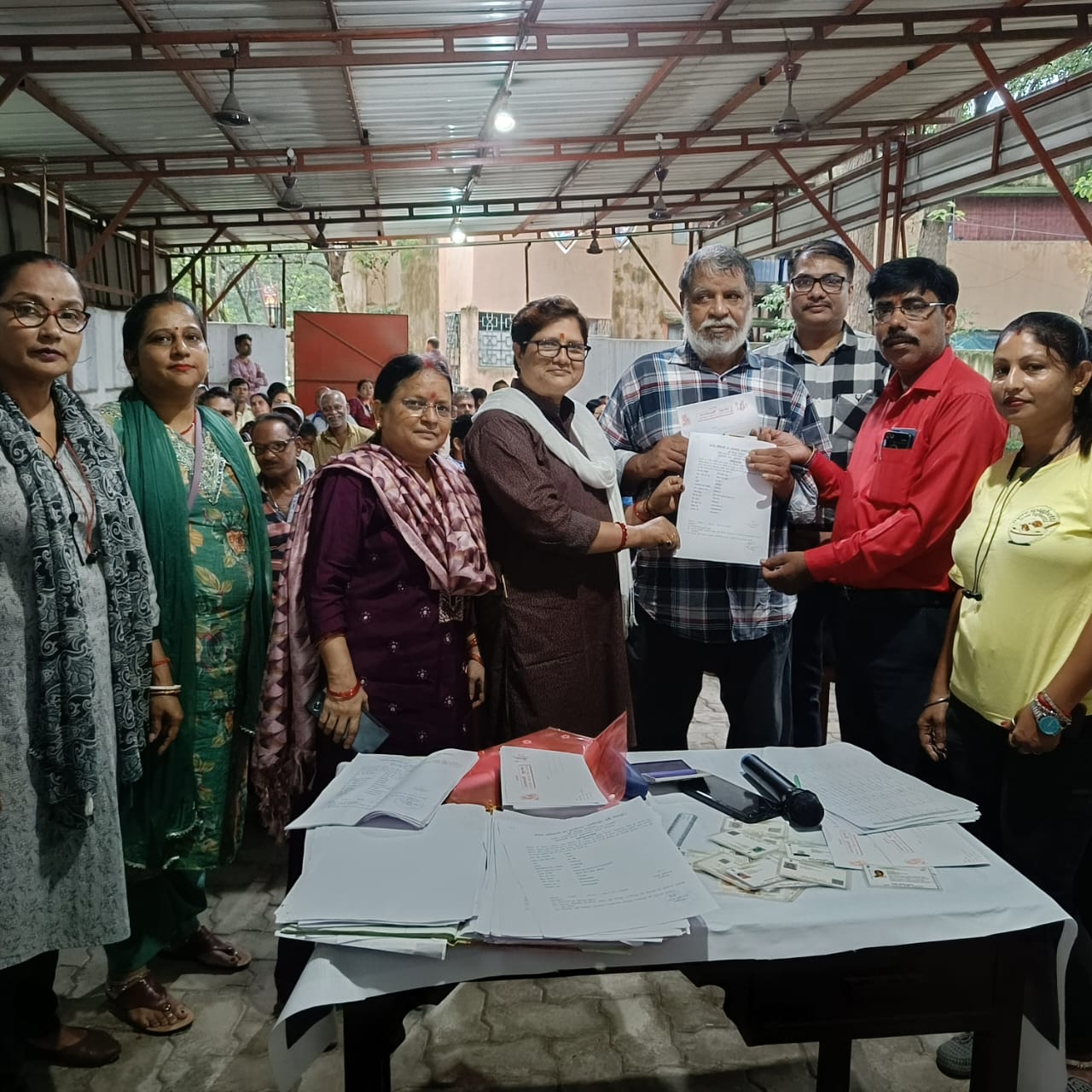 Jamshedpur: विधायक सरयू राय के निर्देश पर 281 लाभुकों को मिला वृद्धा पेंशन प्रमाण पत्र