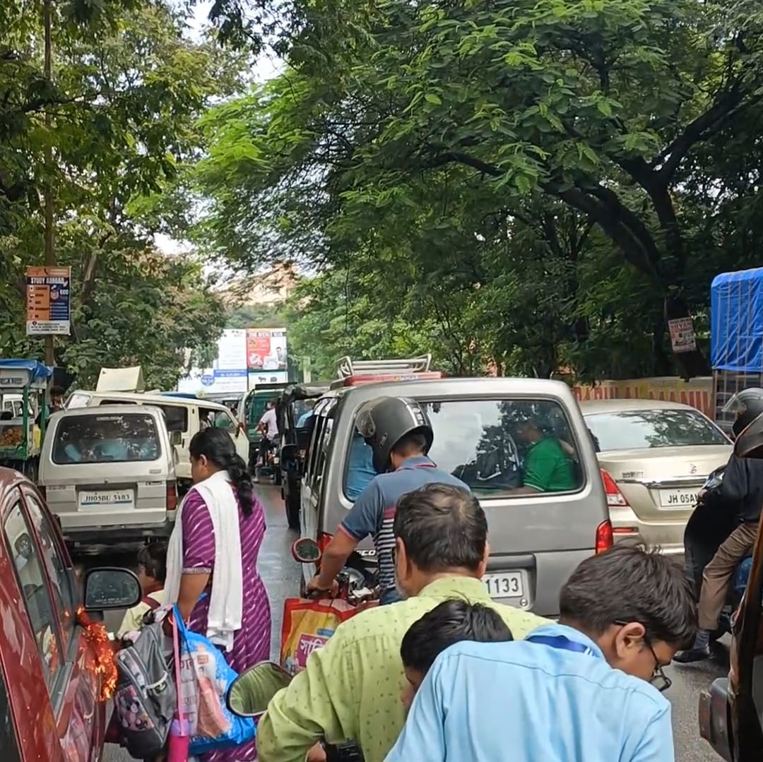 Jamshedpur: केरला समाजम मॉडल स्कूल के पास बढ़ते ट्रैफिक जाम पर भाजपा नेता का प्रबंधन को अल्टीमेटम