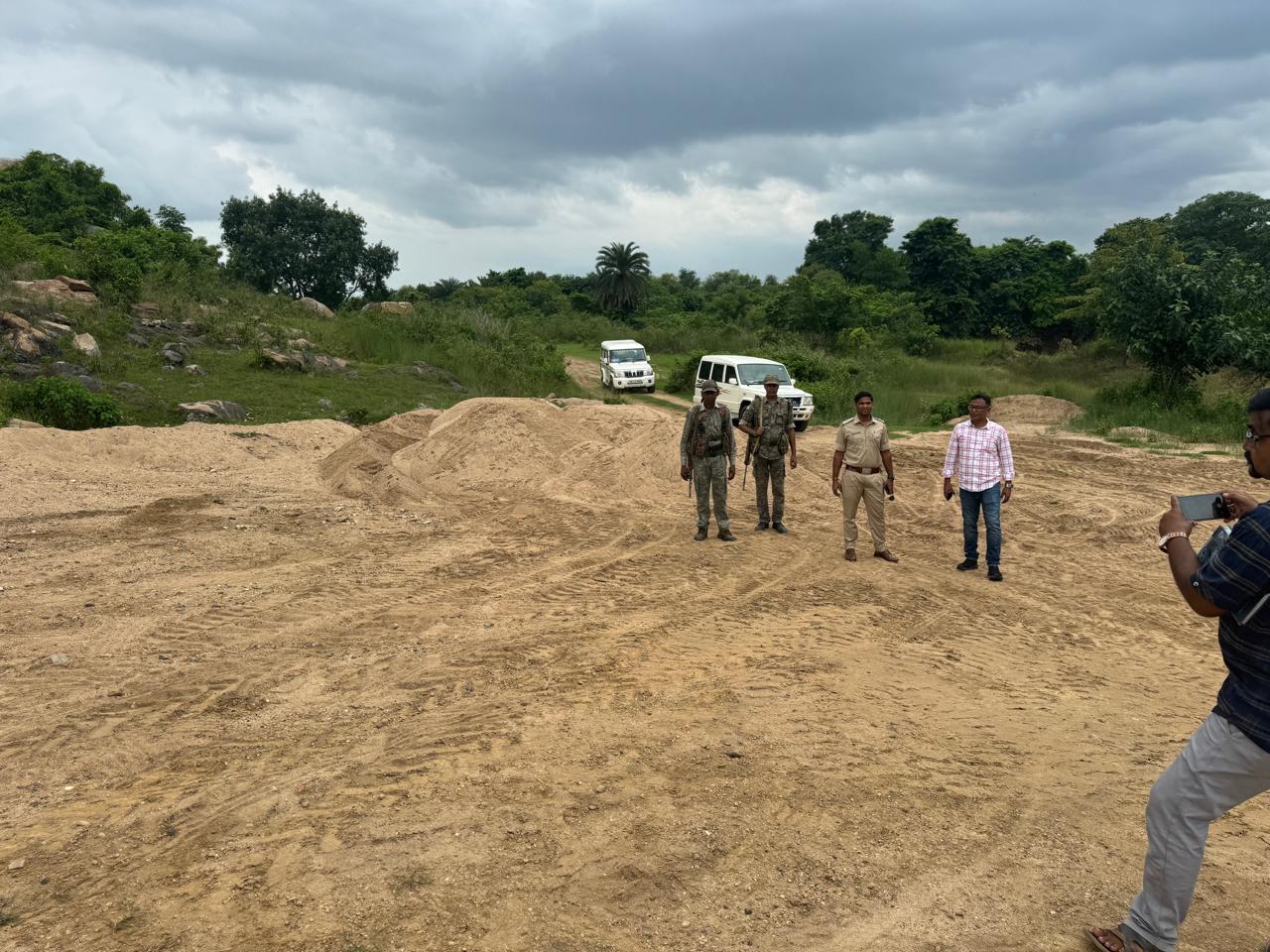 Bahragora: NGT की रोक के बावजूद धड़ल्ले से चल रहा बालू कारोबार!, पुलिस ने दर्ज किया मामला