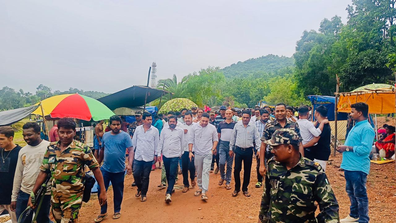 Bahragora: कुणाल षाड़ंगी और समीर मोहंती ने कनहेश्वर पहाड़ पर की पूजा-अर्चना, लगाया गया नि:शुल्क स्वास्थ्य शिविर