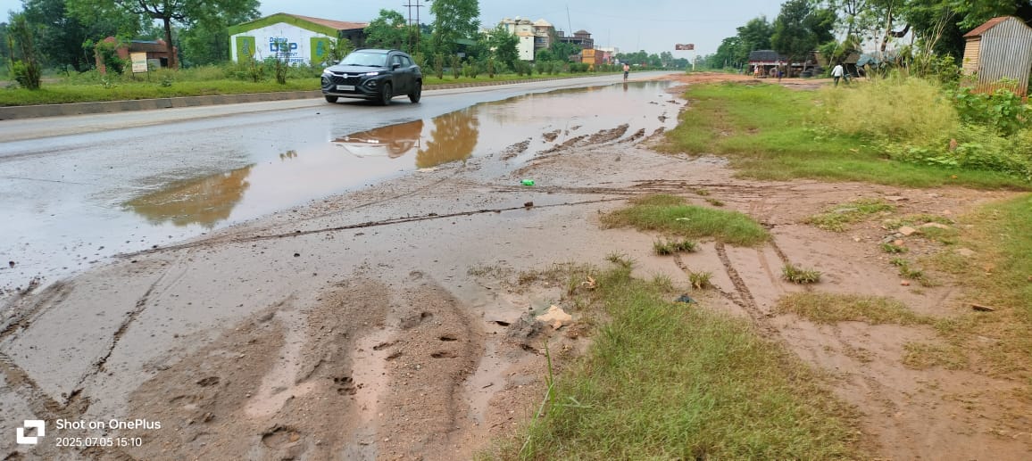 Bahragora: NH-18 पर जलजमाव ने बढ़ाई राहगीरों की परेशानी, कब होगा स्थायी समाधान?