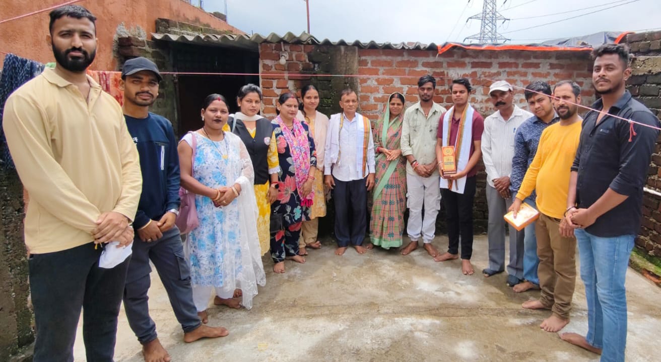 Jamshedpur: सड़क किनारे मोबाइल कवर बेच कर NEET क्रैक करने वाले को “समर्पण” ने किया सम्मानित