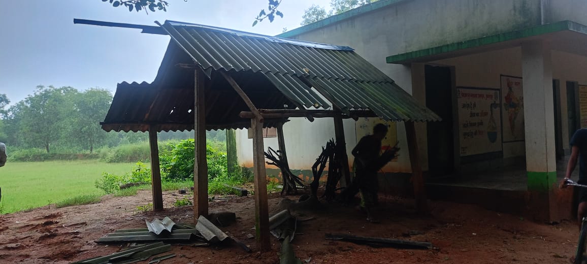 Bahragora: गांव में घुसा 12 हाथियों का झुंड, गांव के स्कूल और खेतों में मचाया तांडव