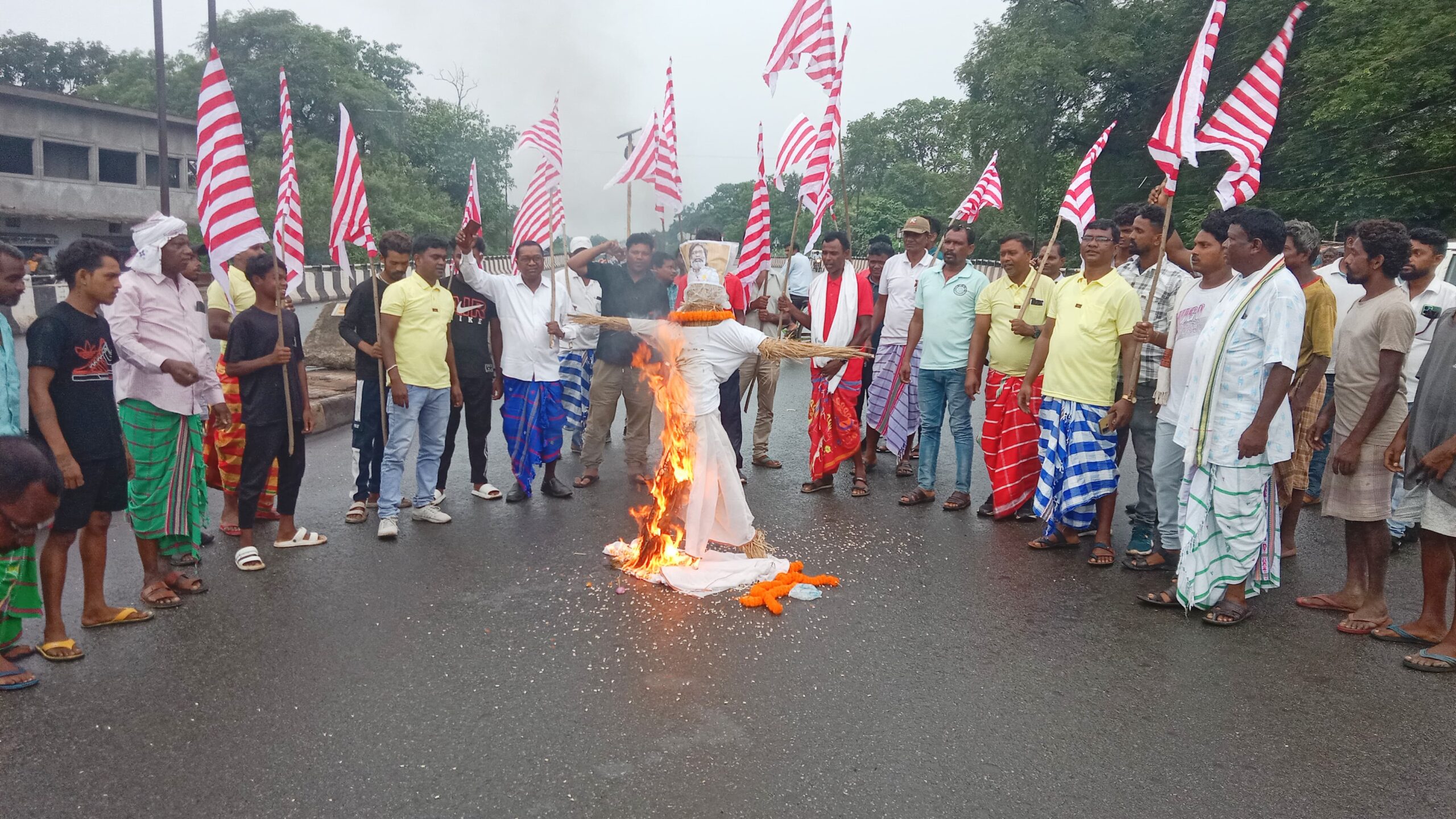 Gamharia: भोगनाडीह लाठीचार्ज के विरोध में मुख्यमंत्री का पुतला दहन, आदिवासी सांवता सुसार आखाड़ा ने निकाली शवयात्रा