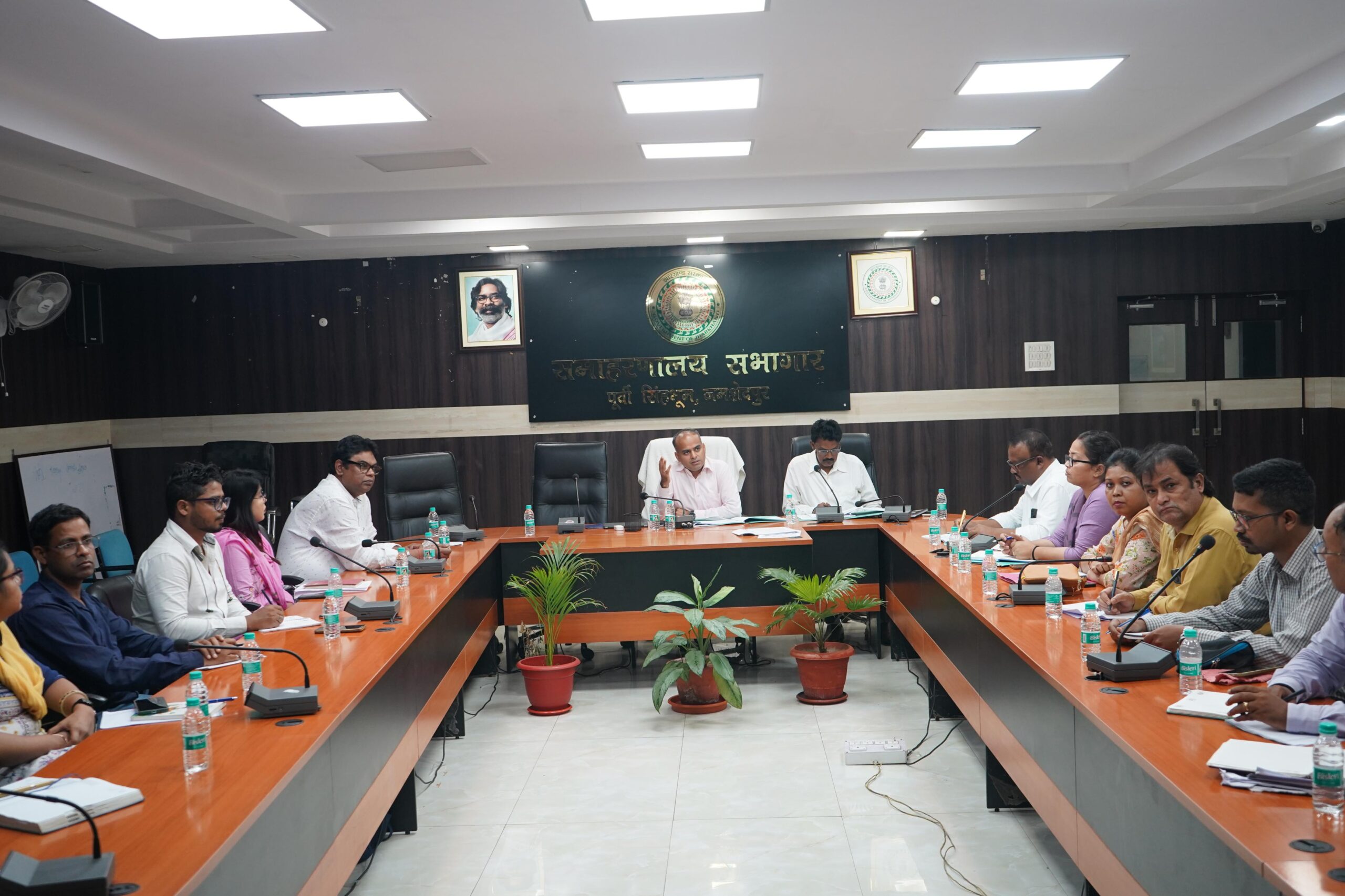 Jamshedpur: JSLPS की समीक्षा बैठक में महिला समूहों को आर्थिक सशक्तिकरण की दिशा में आगे बढ़ाने के निर्देश