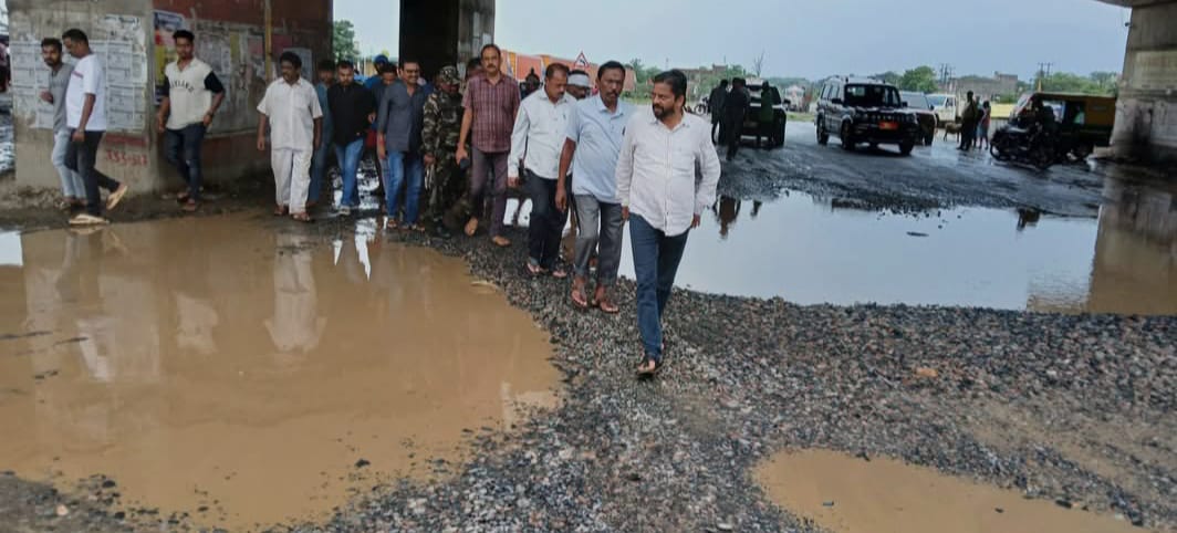 Bahragora: NH की सर्विस रोड बनेगी दुर्घटनाओं का अड्डा, बदहाली पर विधायक ने ली सुध