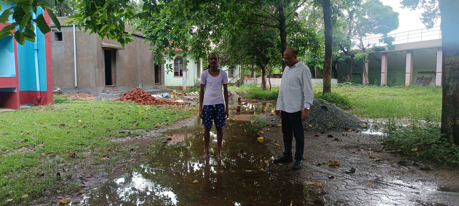 Saraikela: छऊ नृत्य कला केंद्र की बदहाली – टपक रही छत सड़ रहा मंच, कलाकारों का अभ्यास बाधित