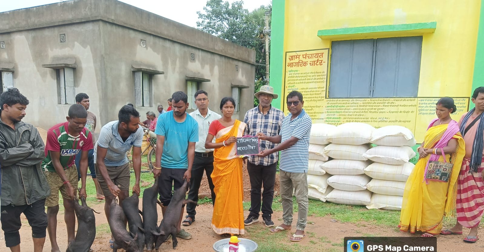 Bahragora: किसानों के बीच सूअर शावकों का वितरण, ग्रामीण आजीविका को मिलेगा नया आधार