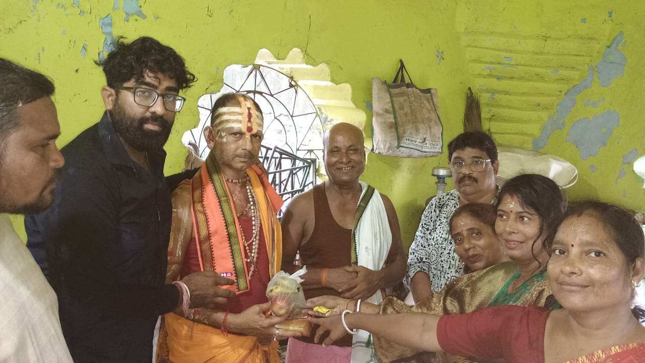 Bahragora: गुरु पूर्णिमा पर मंदिरों और आश्रमों में पहुंचे भाजपाई, गुरुजनों को किया नमन