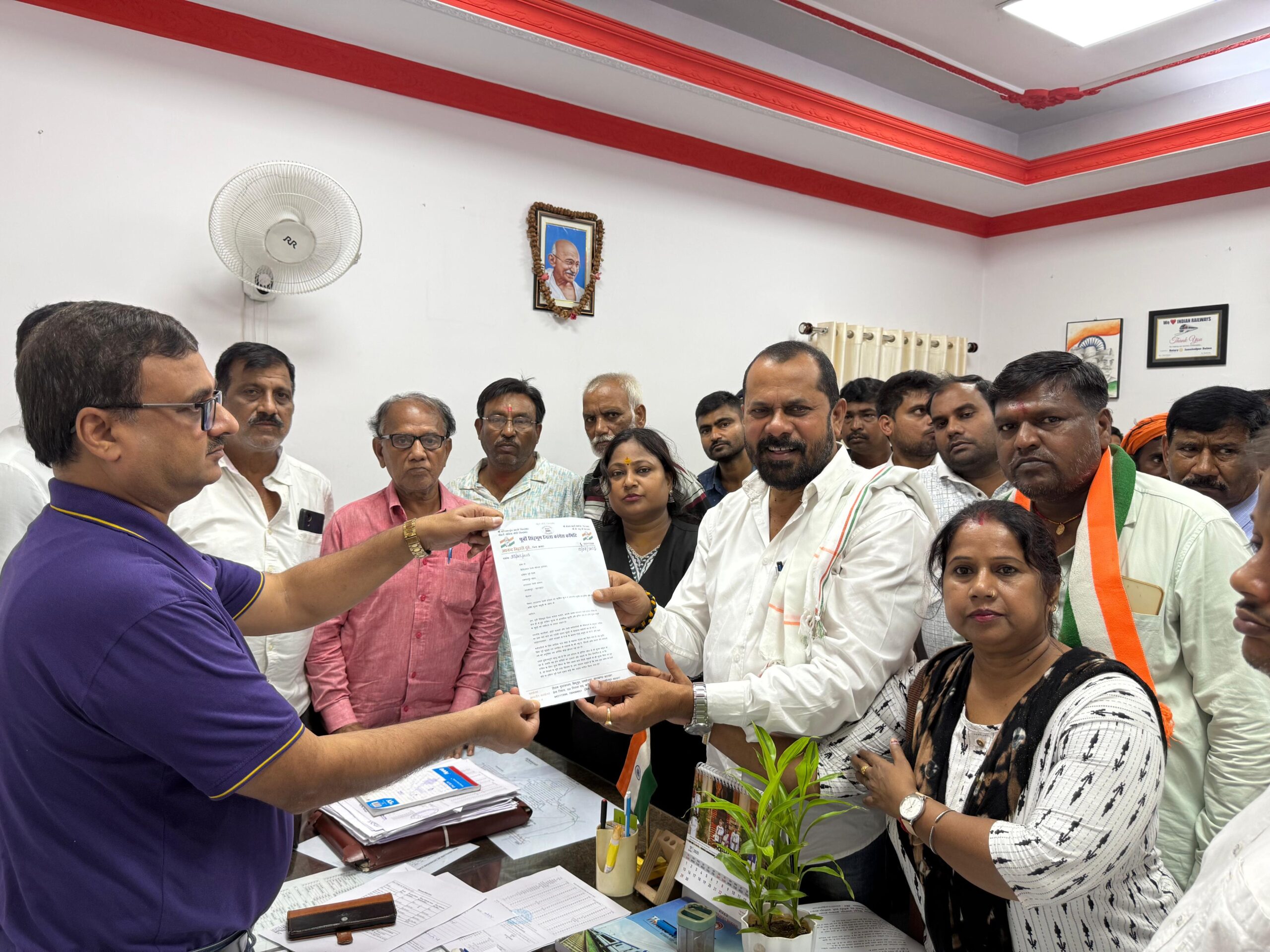 Jamshedpur: ड्रॉपिंग लेन पर भी वसूली! रेलवे की मनमानी के खिलाफ गरजे कांग्रेस कार्यकर्ता