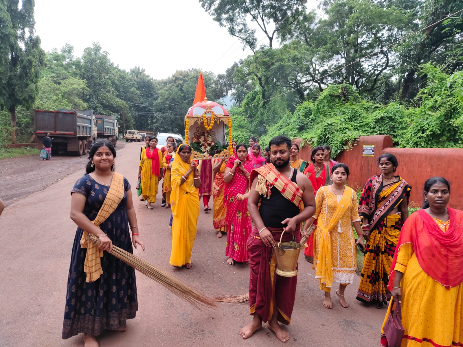 West Singhbhum: गुरुपूर्णिमा पर साईं बाबा की पालकी यात्रा ने बांधा भक्ति का समां