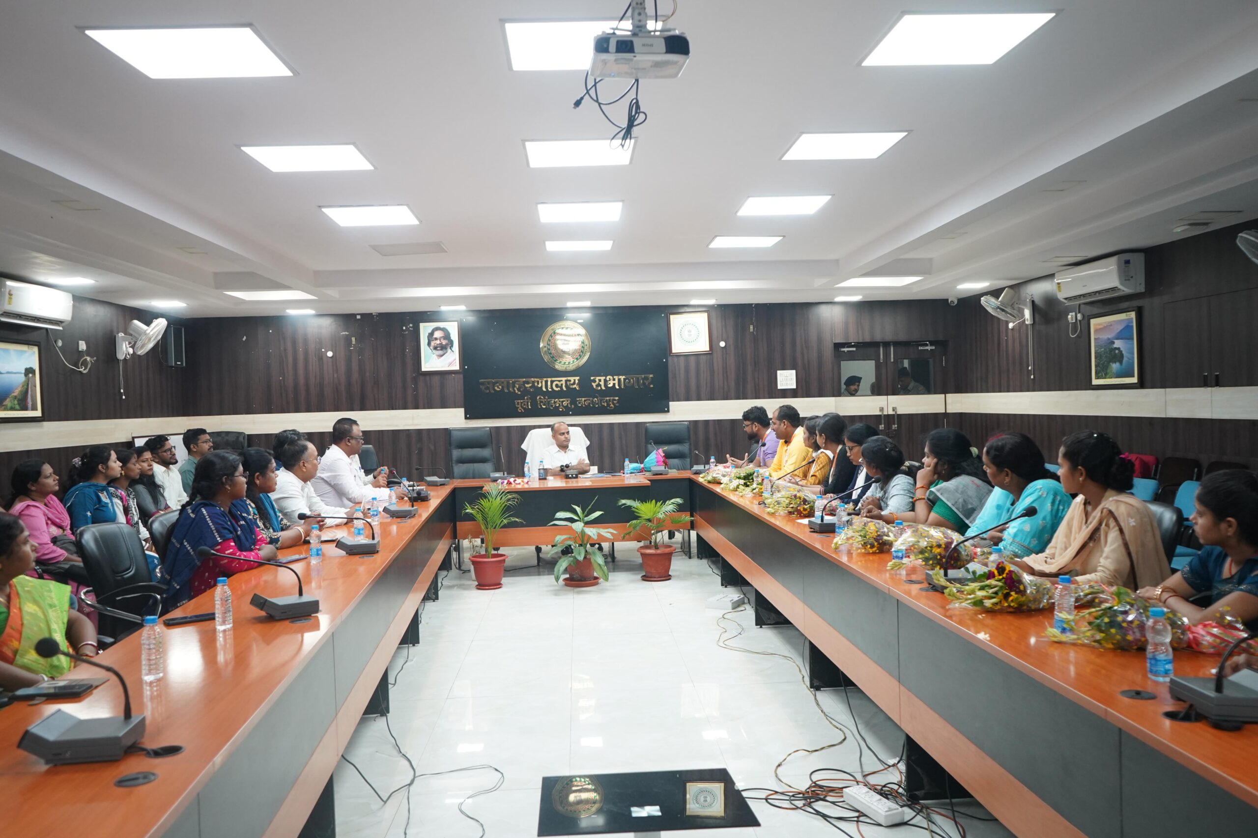 Jamshedpur: उपायुक्त ने महिला उद्यमी टीम से की बातचीत, सखी दीदियों और जागृति टीम ने साझा किए अपने अनुभव