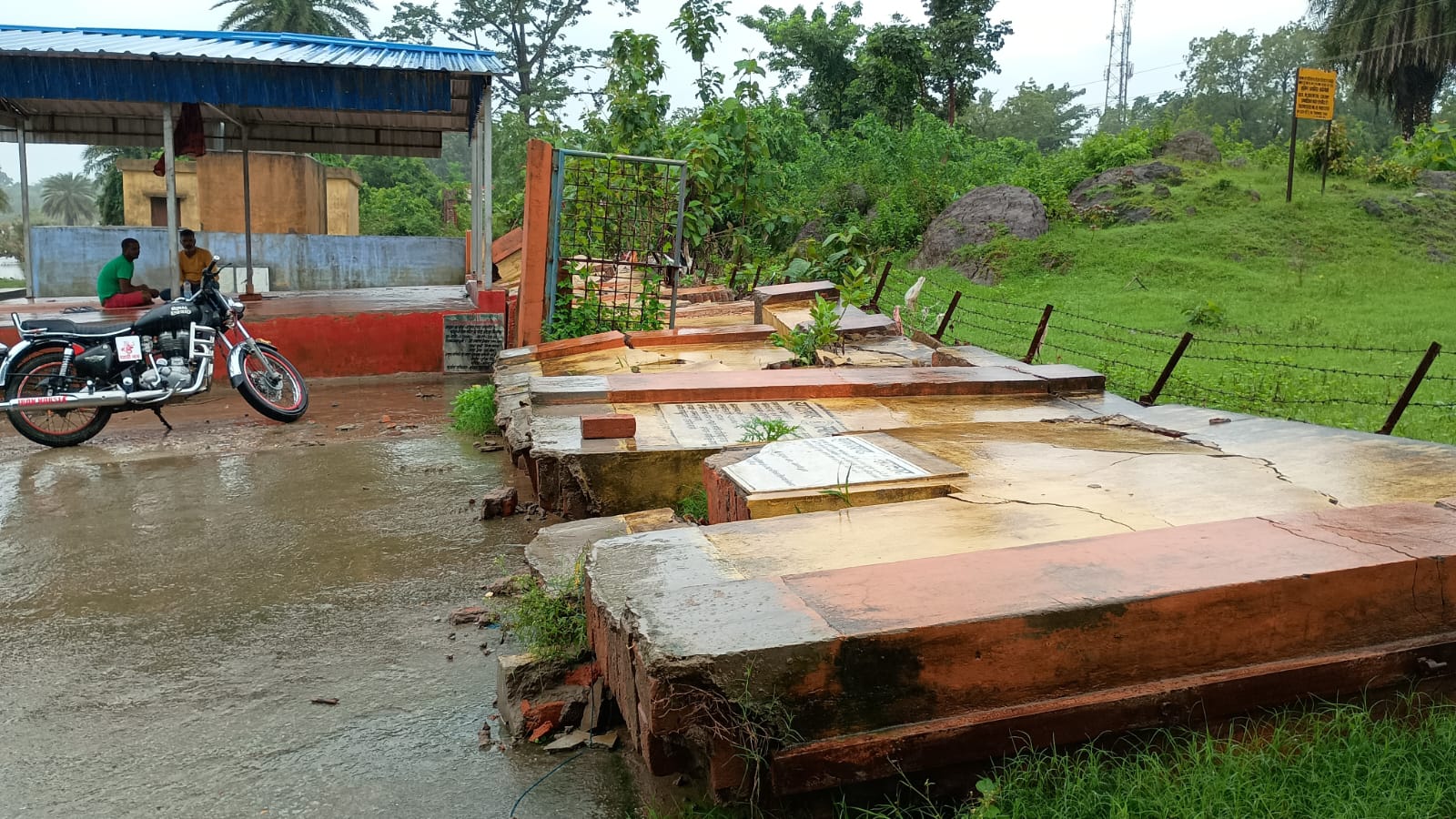 Jadugora: बारिश में खुलीं भ्रष्टाचार की परतें, ढ़ही UCIL कॉलोनी की चारदीवारी