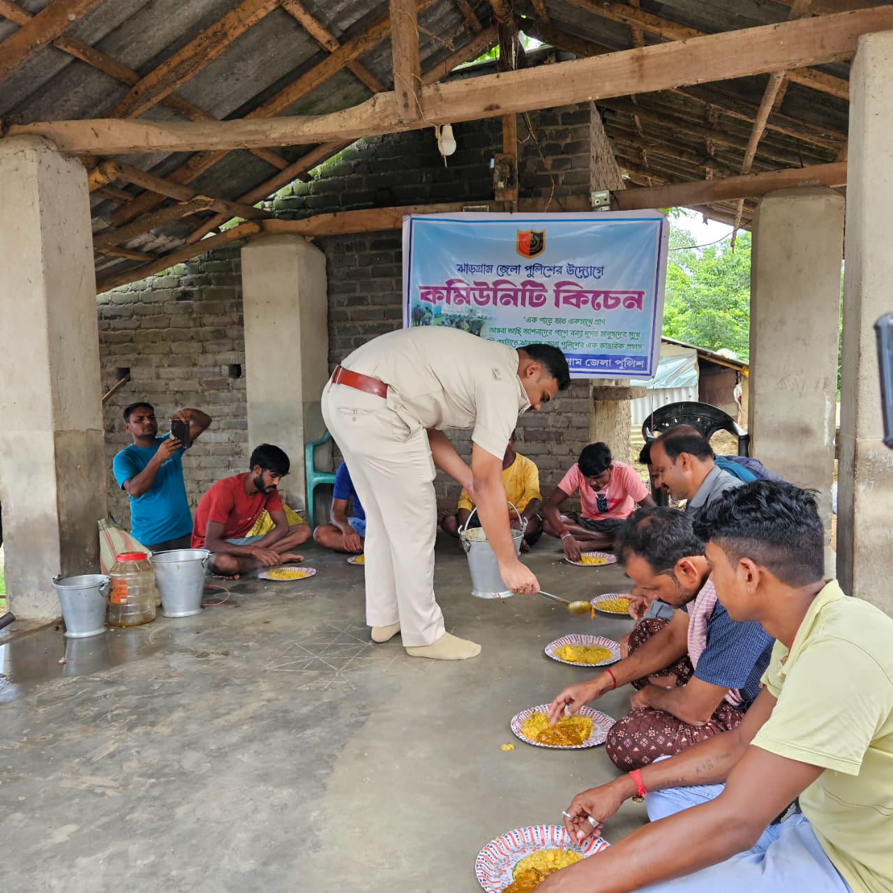 Jhargram: स्वर्णरेखा नदी के विकराल रूप से डरे ग्रामीण, थाना ने की सामुदायिक रसोई की शुरुआत