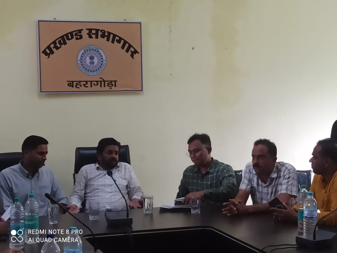 Bahragora: बहरागोड़ा में विकास योजनाओं पर विधायक समीर मोहंती ने अधिकारियों संग की बैठक
