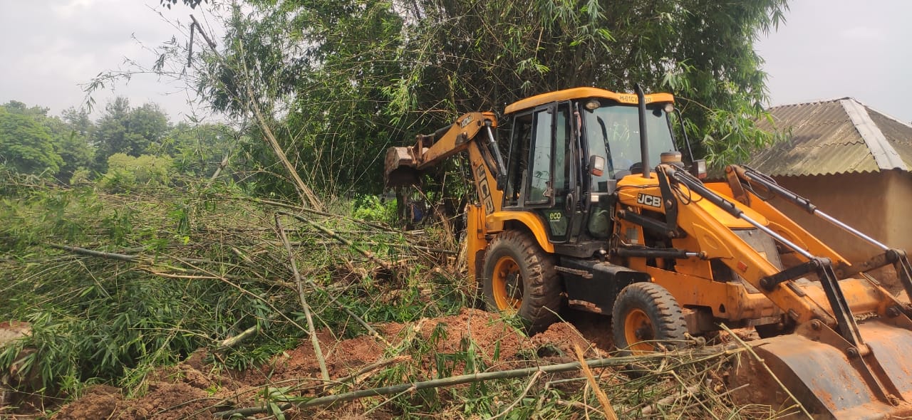 Bahragora: सरकारी ज़मीन से हटाया गया अतिक्रमण, पुलिस और प्रशासनिक टीम रही मौजूद