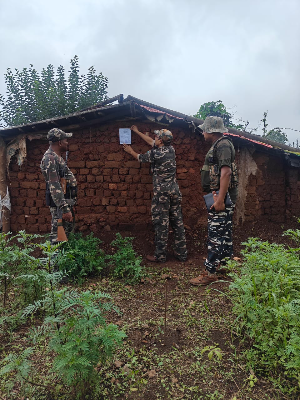 West Singhbhum: फरार नक्सलियों के खिलाफ जारी हुआ इस्तेहार, अब जल्द होगी गिरफ्तारी