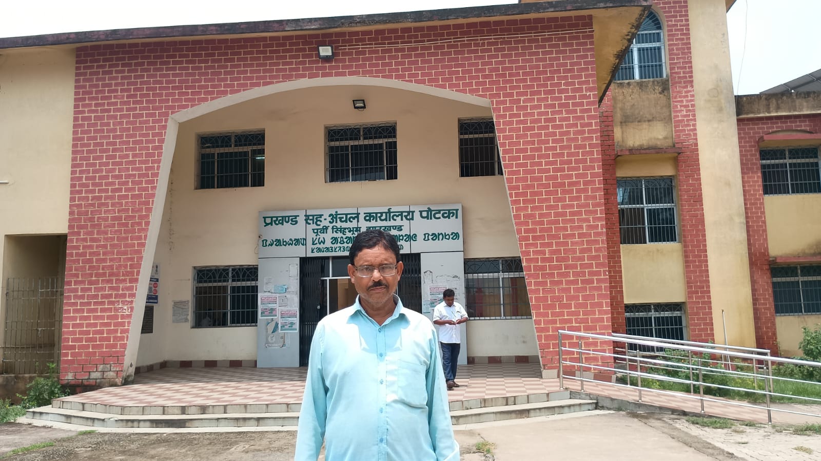 Jadugora: पूर्वजों की जमीन ऑनलाइन कराने के लिए 3 सालों से प्रखंड कार्यालय के चक्कर काट रहे JLKM नेता