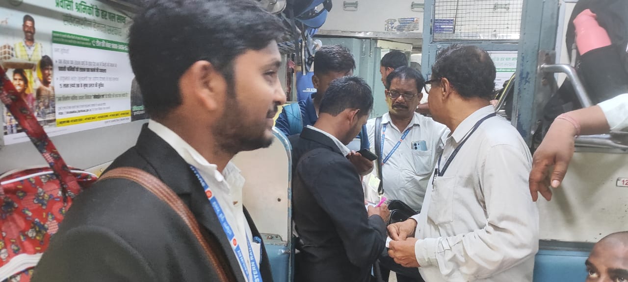 Kharagpur: हावड़ा-रांची इंटरसिटी में चला विशेष जांच अभियान, 64 यात्रियों पर गिरी गाज़