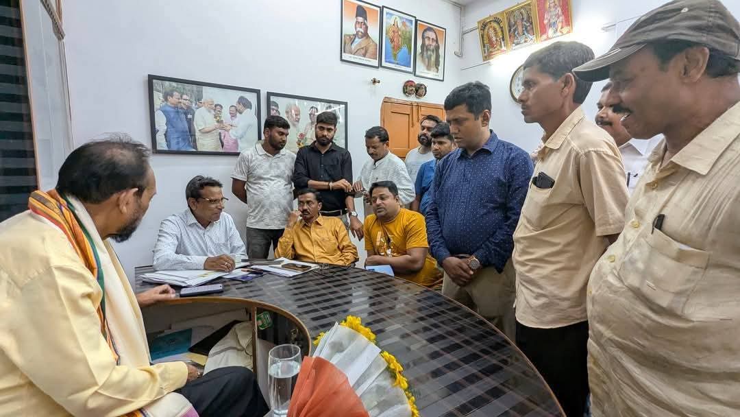 Bahragora: बहरागोड़ा की सड़कें जल्द होंगी दुरुस्त, सांसद से मिले स्थानीय नेता