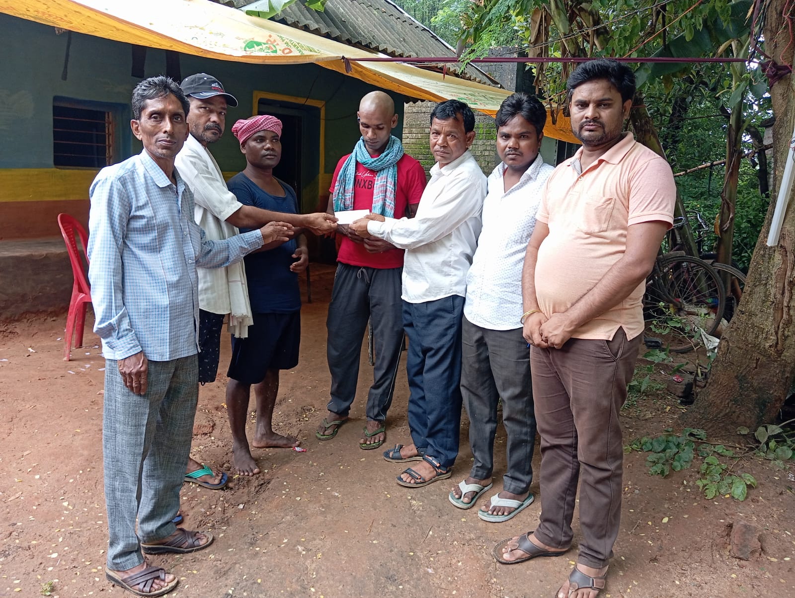 Bahragora: तालाब में डूबने से हुई थी महिला की मौत, सेवा संस्था ने किया आर्थिक सहयोग