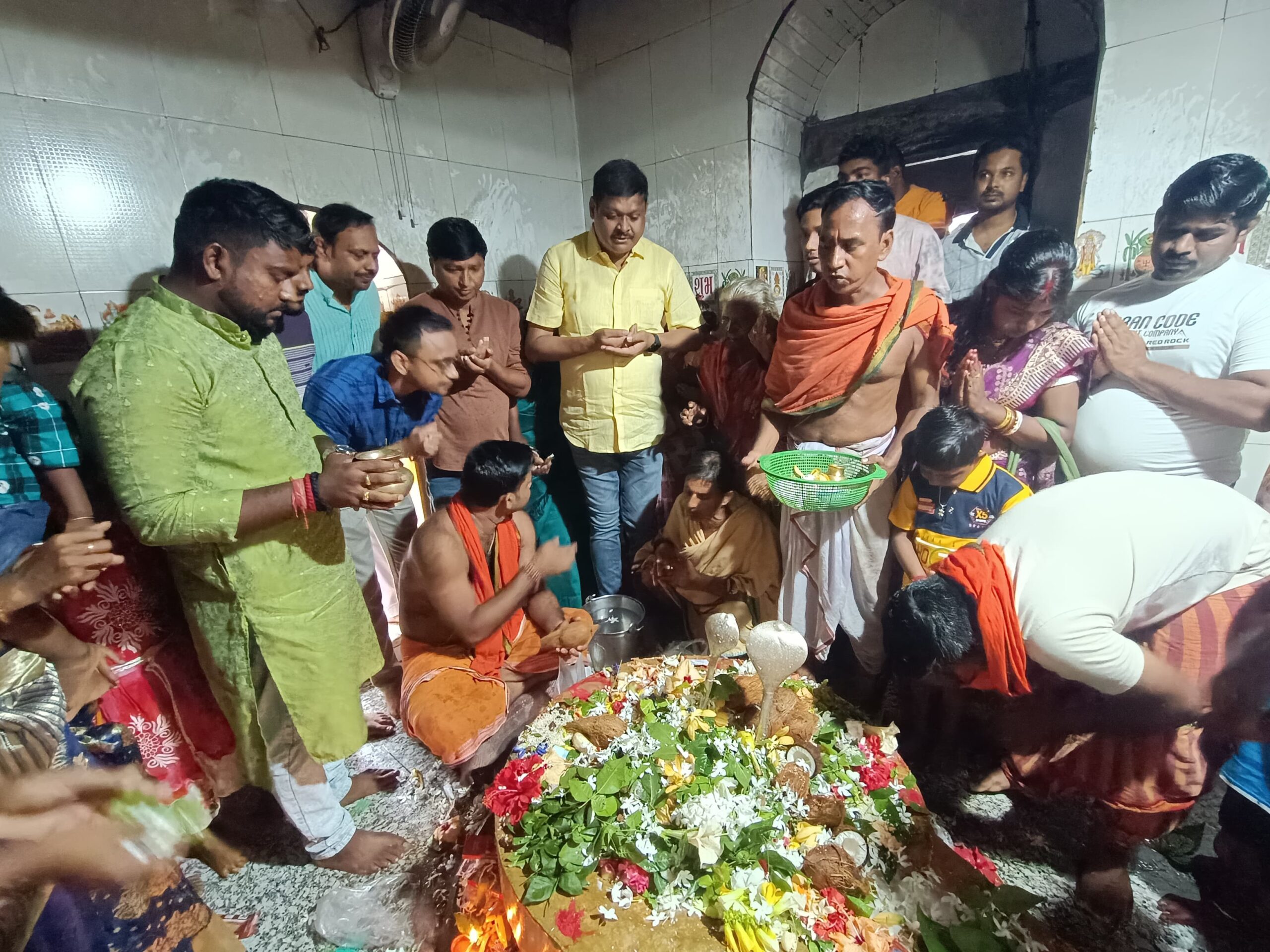 Bahragora: चित्रेश्वर शिव मंदिर में लगी श्रद्धालुओं की भीड़, पूर्व जिप उपाध्यक्ष राजकुमार सिंह ने भी की पूजा