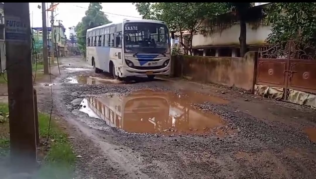 Jhargram: झाड़ग्राम की सड़कें बन चुकी हैं मौत का न्योता, अस्पताल पहुंचना भी चुनौती