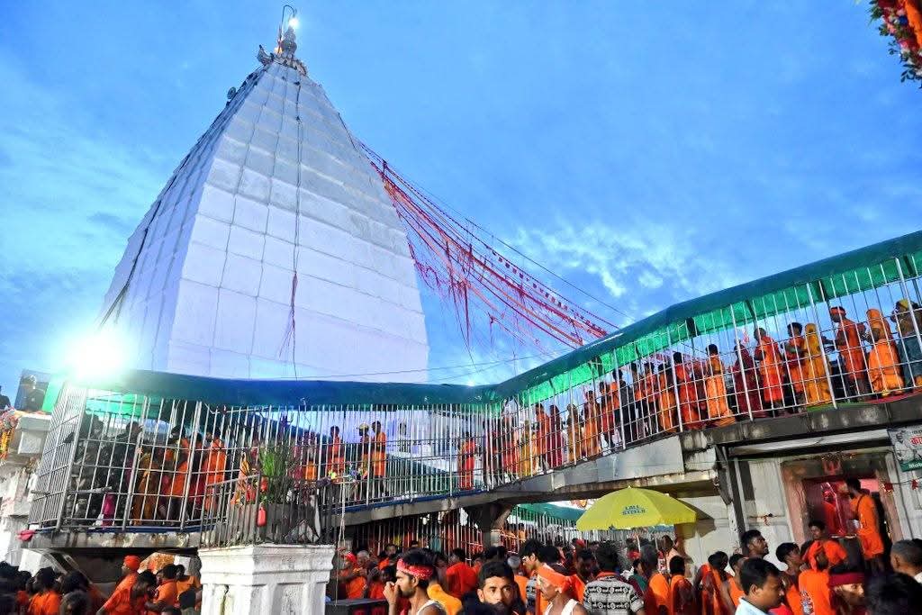 Deoghar: बाबा बैद्यनाथ में उमड़ा भक्तों का महासागर, मंदिर परिसर में लाखों कांवरिए लगी 6 किमी लंबी लाइन