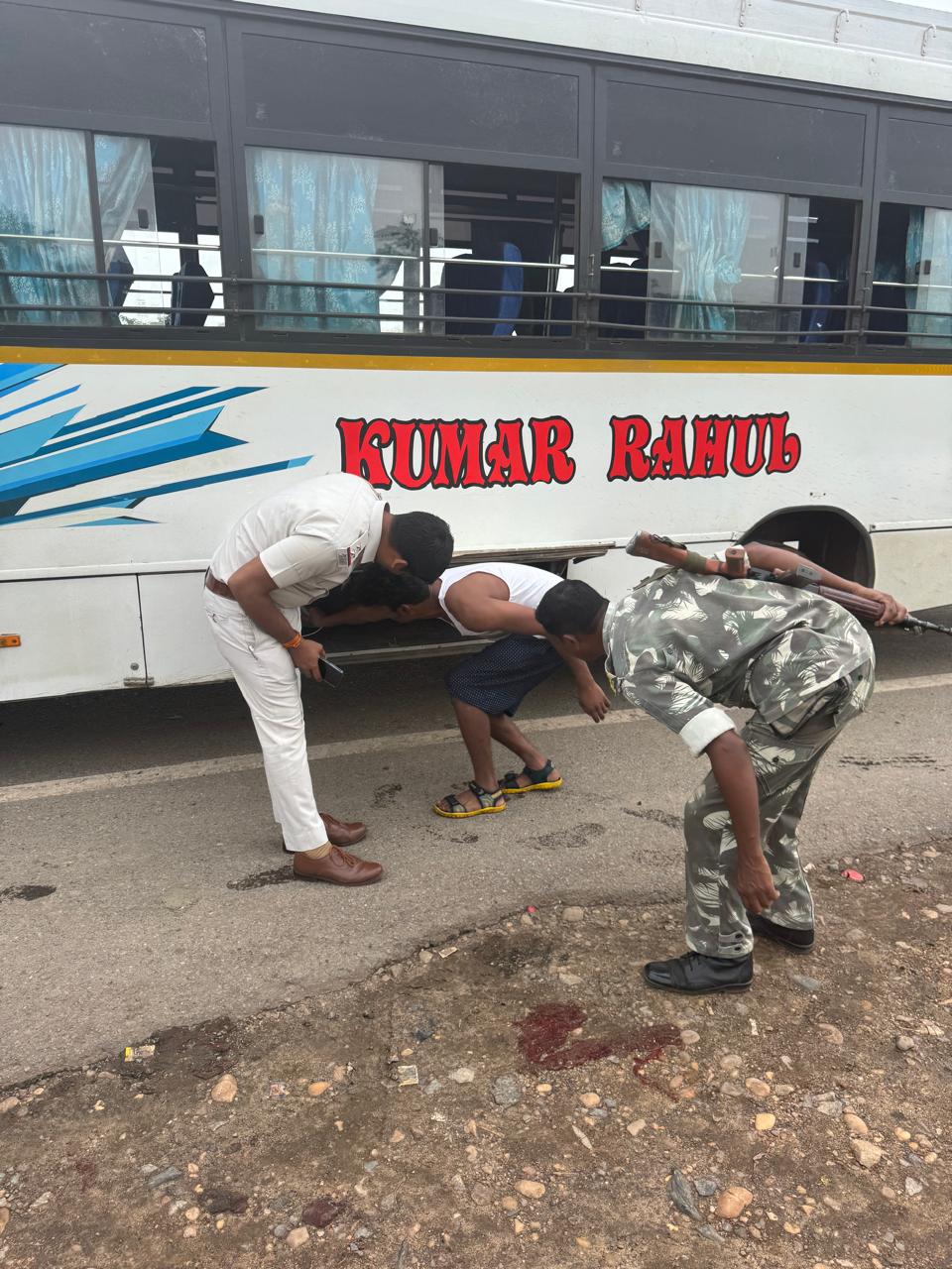 Bahragora: पुलिस ने यात्री वाहनों पर चलाया सघन जांच अभियान, आमजन ने की सराहना