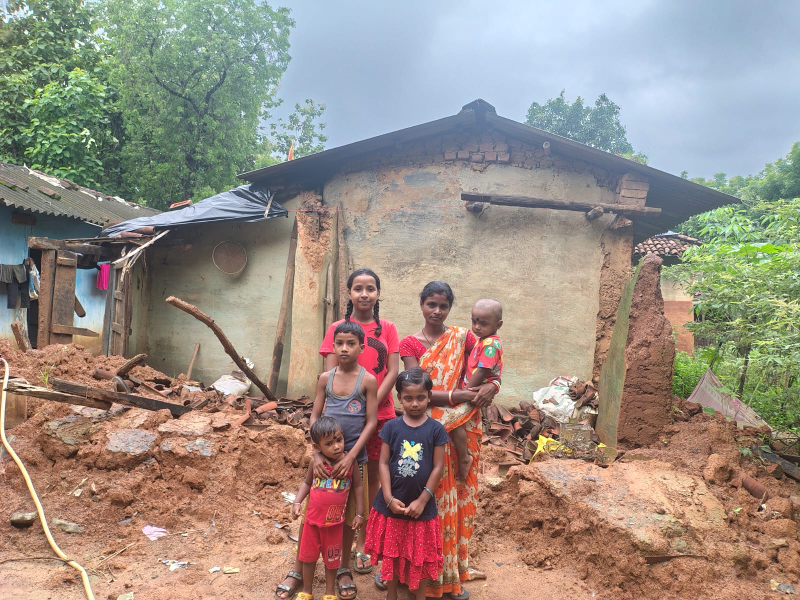 Saraikela: बारिश में ढहा भागीरथ महतो का आशियाना, परिवार तंबू के नीचे जीने को मजबूर