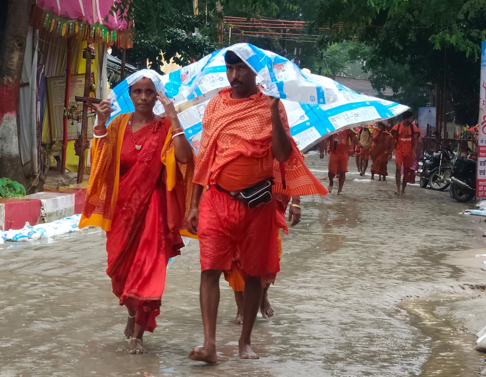 Deoghar: देवघर में कांवरियों पर बरसे इंद्रदेव, बढ़ा कांवरिया पथ का उल्लास