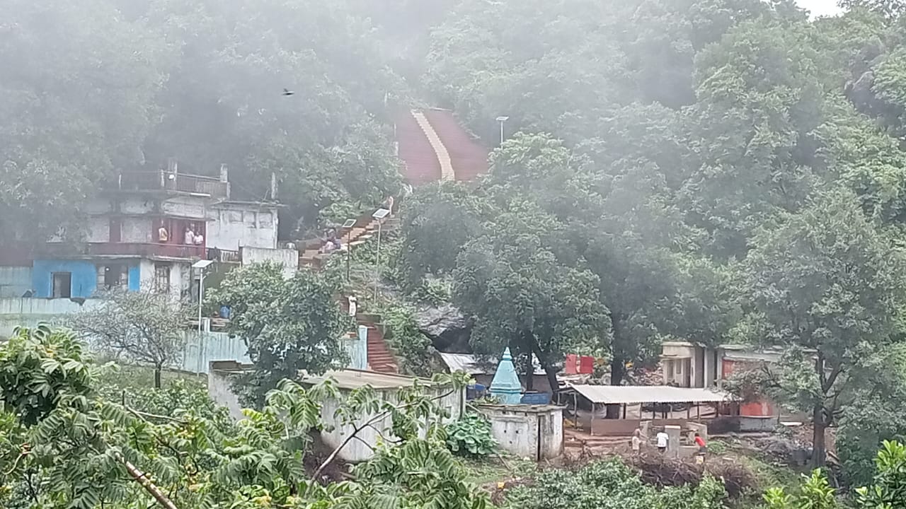 Dalma Shiv Mandir: श्रावण में भक्तिभाव से गूंज उठा दलमा का बूढ़ा बाबा मंदिर, शिवभक्तों का सैलाब उमड़ा