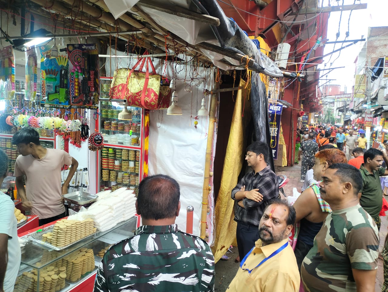 Deoghar: देवघर प्रशासन की बड़ी कार्रवाई, बाबा मंदिर परिसर से हटाया गया अतिक्रमण