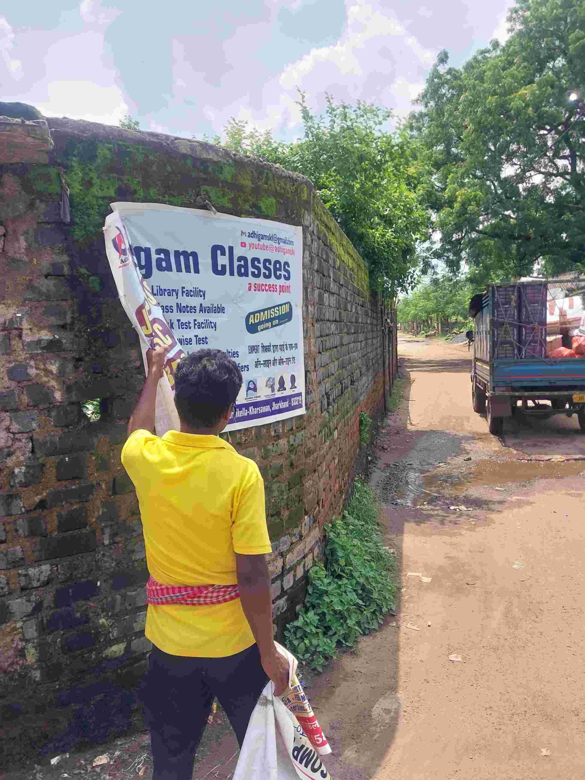 Saraikela: सरायकेला में अवैध होर्डिंग पर चला प्रशासन का बुलडोज़र, बिना अनुमति विज्ञापन पूर्णतः गैरकानूनी