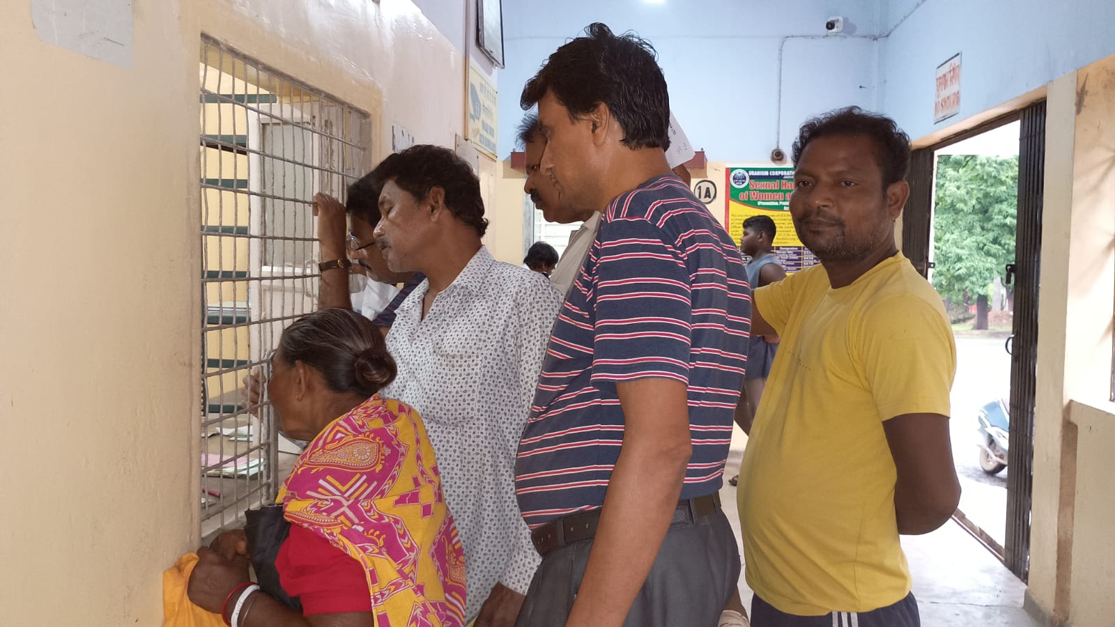 Jadugora: UCIL अस्पताल में फिर फेल हुई व्यवस्था, पहले ही दिन खाली हाथ लौटे लोग