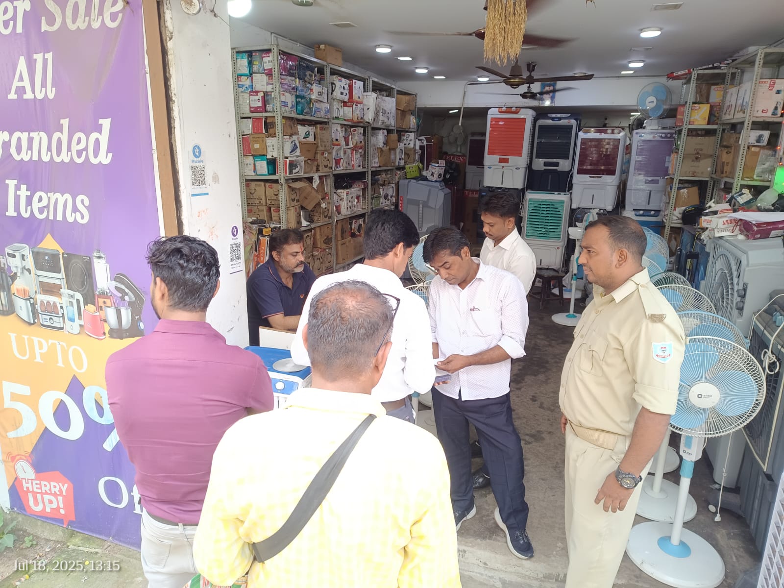 Jamshedpur: बिना लाइसेंस व्यापार करने वालों पर चला नगर परिषद का डंडा, गंगौर स्वीट्स से इस कारण वसूला जुर्माना