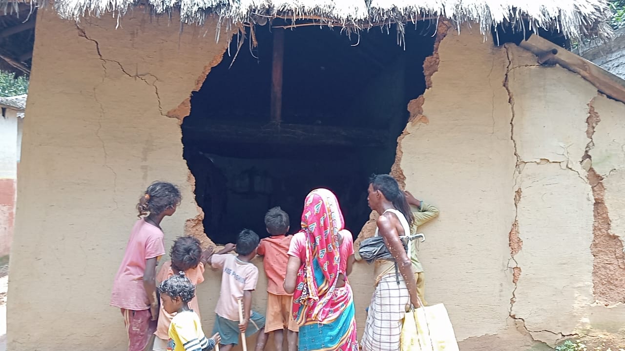 Saraikela: गहरी नींद में था परिवार, आधी रात को मिट्टी की दीवार तोड़ अंदर घुसे दो हाथी