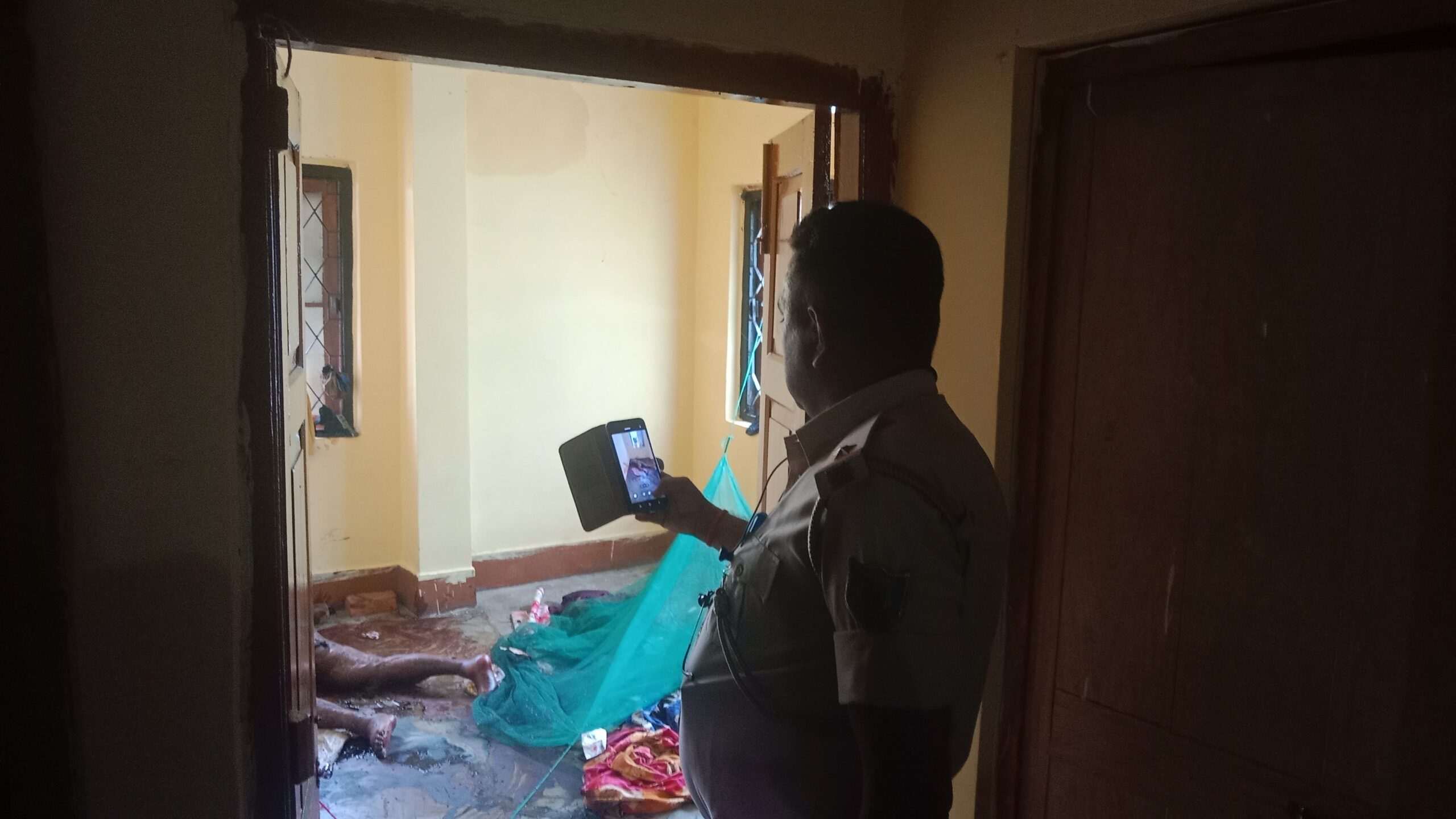 Gamharia: बंद कमरे में मिला खून से सना शव, पत्नी बच्चों सहित फरार – हत्या की आशंका