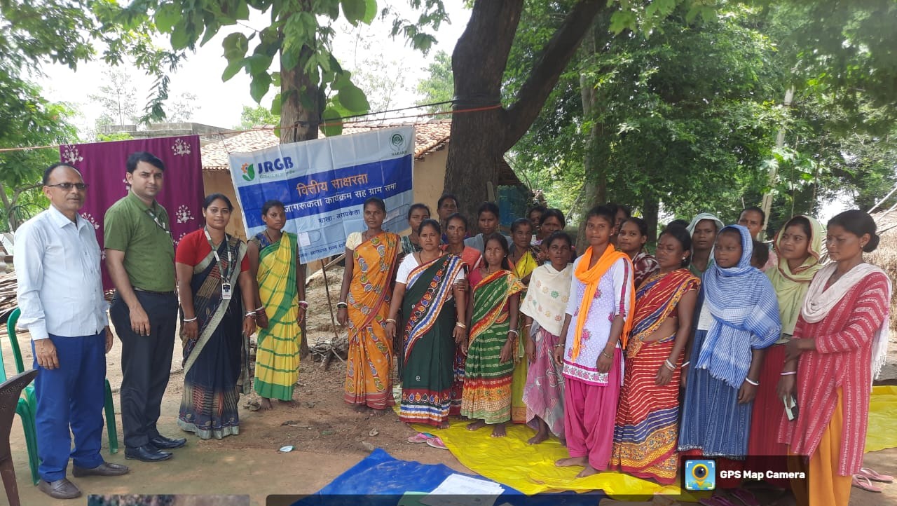 Saraikela: ग्रामीणों को मिली आर्थिक सुरक्षा की सही जानकारी, JRGB बैंक ने लगाया शिविर