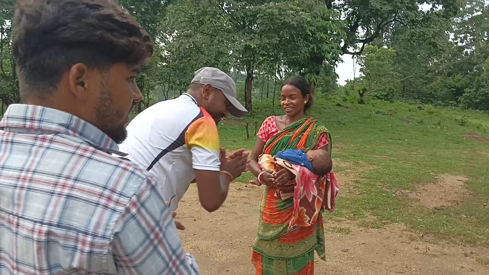 Purulia: पुरुलिया के दंपती ने घर को बनाया विद्यालय, आदिवासी बच्चों को दे रही शिक्षा की रोशनी