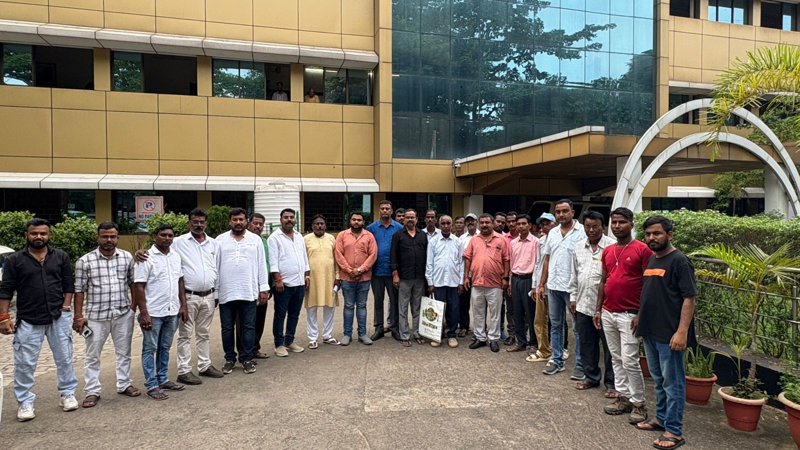 Jamshedpur: विधायक मंगल कालिंदी की पहल से सुलझेगा सड़क निर्माण का गतिरोध, त्रिपक्षीय वार्ता में बनी सहमति