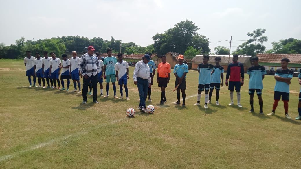 Jadugora: दो दिवसीय फुटबॉल महाकुंभ शुरू, तीन जिलों की 32 टीमें आमने-सामने