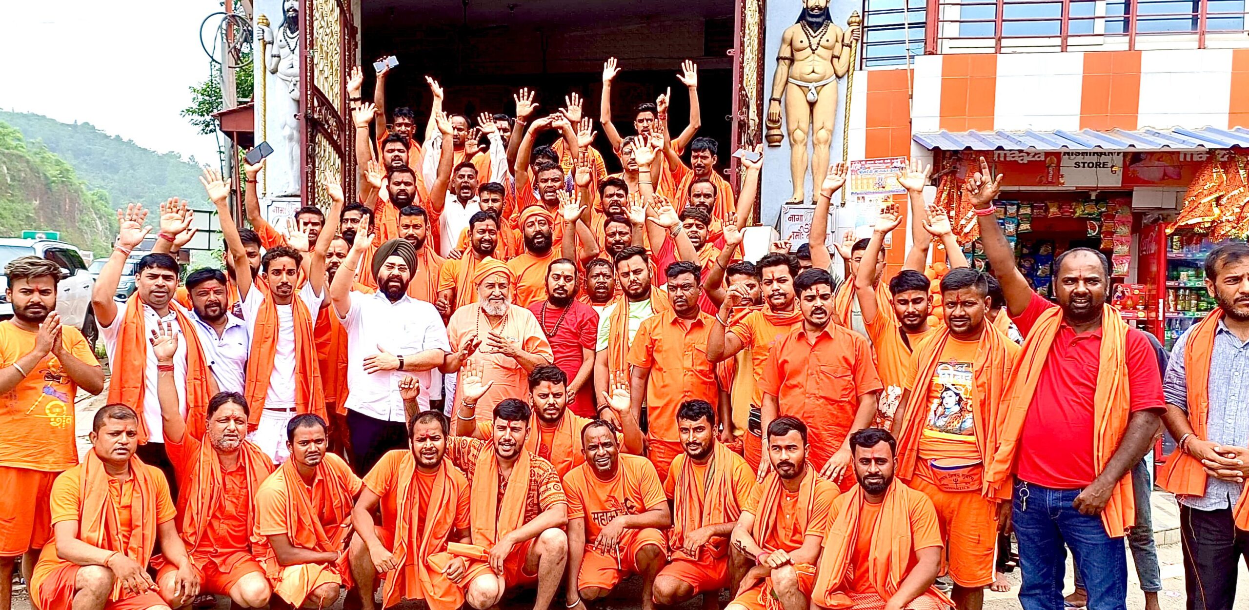 Jamshedpur: नवयुवक कांवरिया संघ का श्रद्धालुओं से भरा जत्था बाबा बैद्यनाथ धाम के लिए रवाना