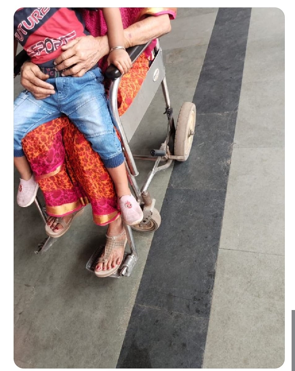 Jamshedpur: स्टेशन पर व्हीलचेयर की जर्जर स्थिति, भाजपा नेता अंकित आनंद के Tweet पर DRM ने लिया संज्ञान