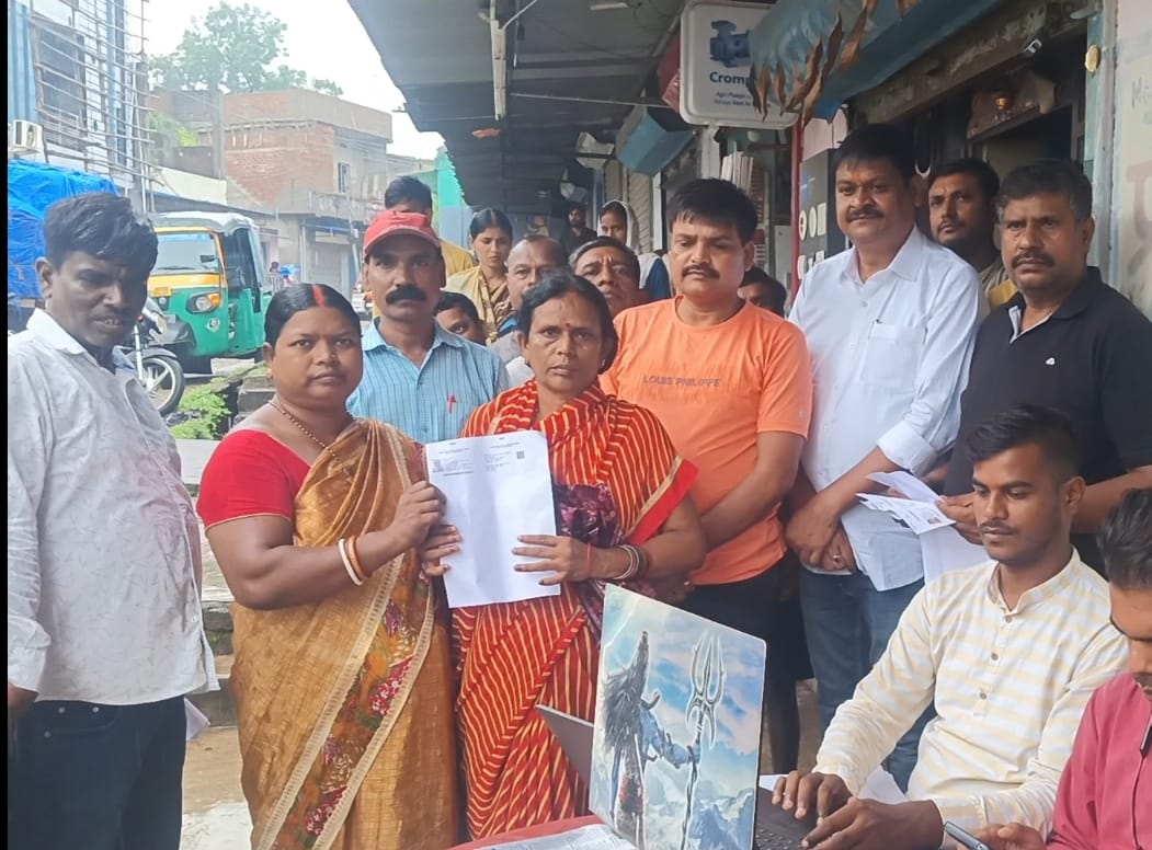 Jamshedpur: निःशुल्क श्रमिक कार्ड रजिस्ट्रेशन शिविर का आयोजन, सैकड़ों मजदूरों को मिला लेबर कार्ड